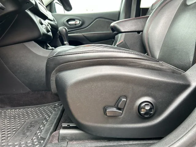 Used 2019 Gray Jeep Trailhawk image 32