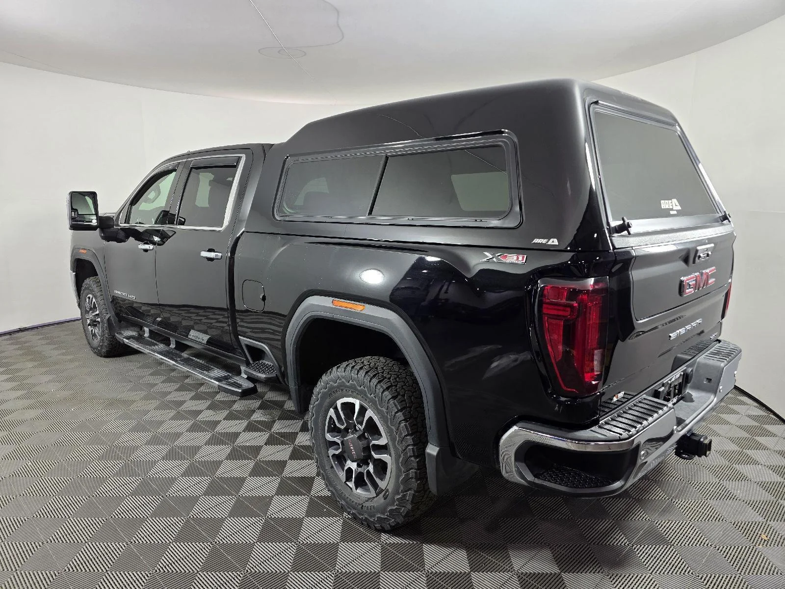 Used 2021 Ebony Twilight Metallic GMC SLT image 3