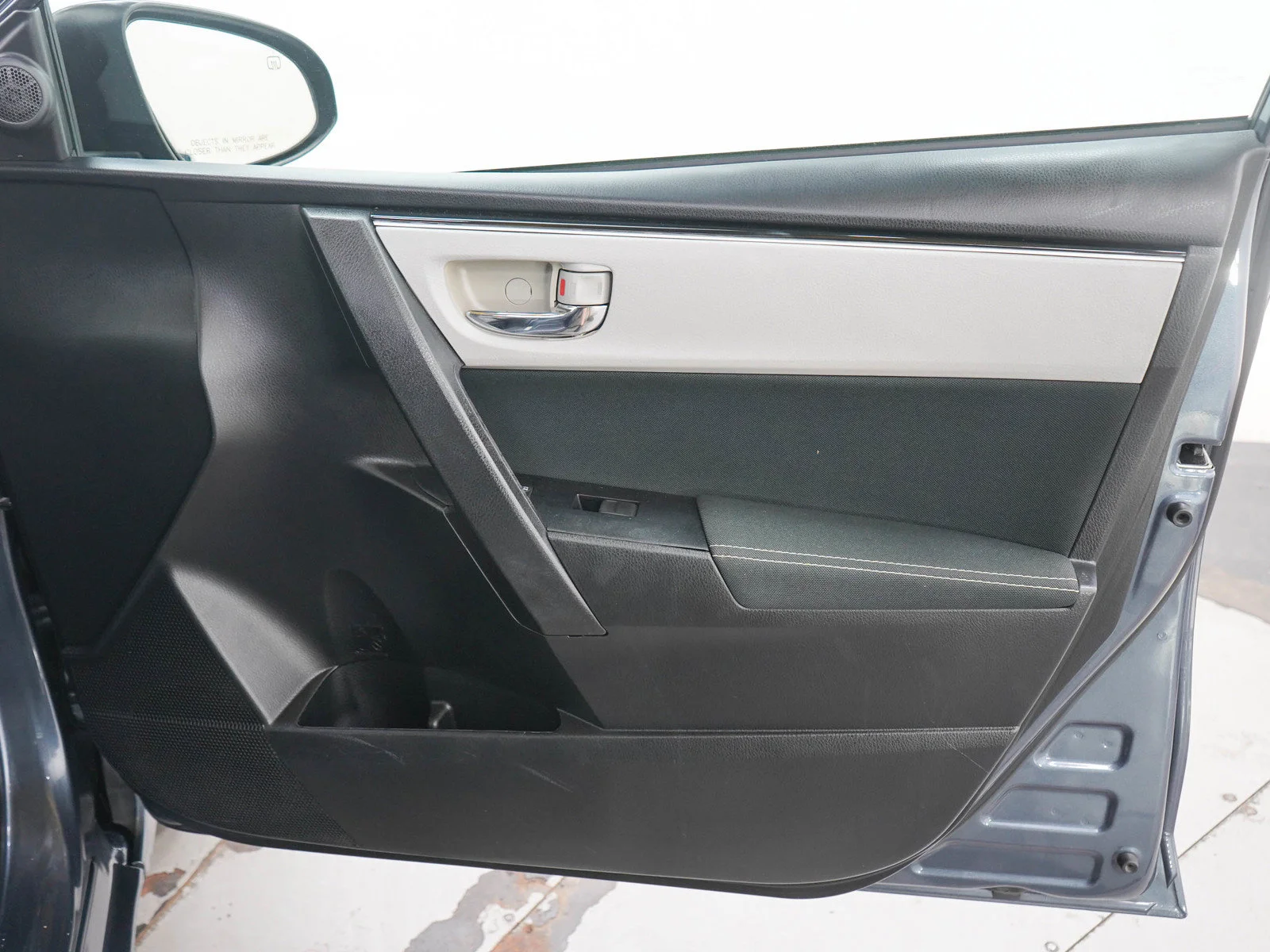 Used 2017  Toyota LE image 9