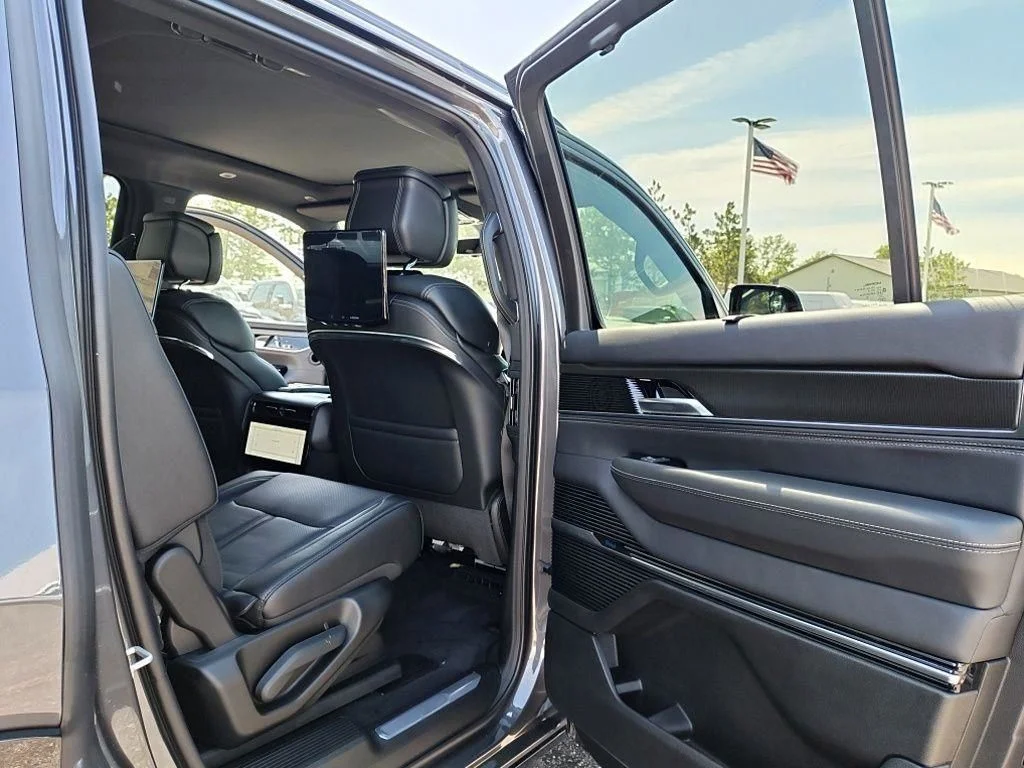 New 2026 Baltic Gray Metallic Clearcoat Jeep Summit Obsidian image 40