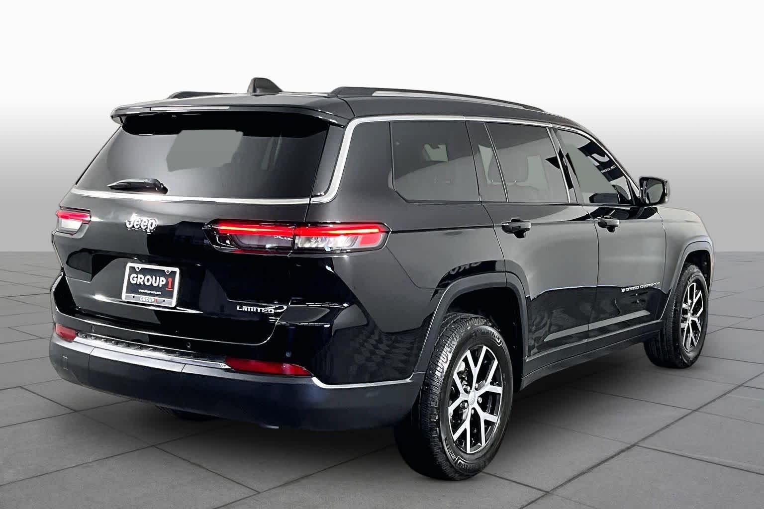 Used 2023 Diamond Black Crystal Pearlcoat Jeep Limited image 12