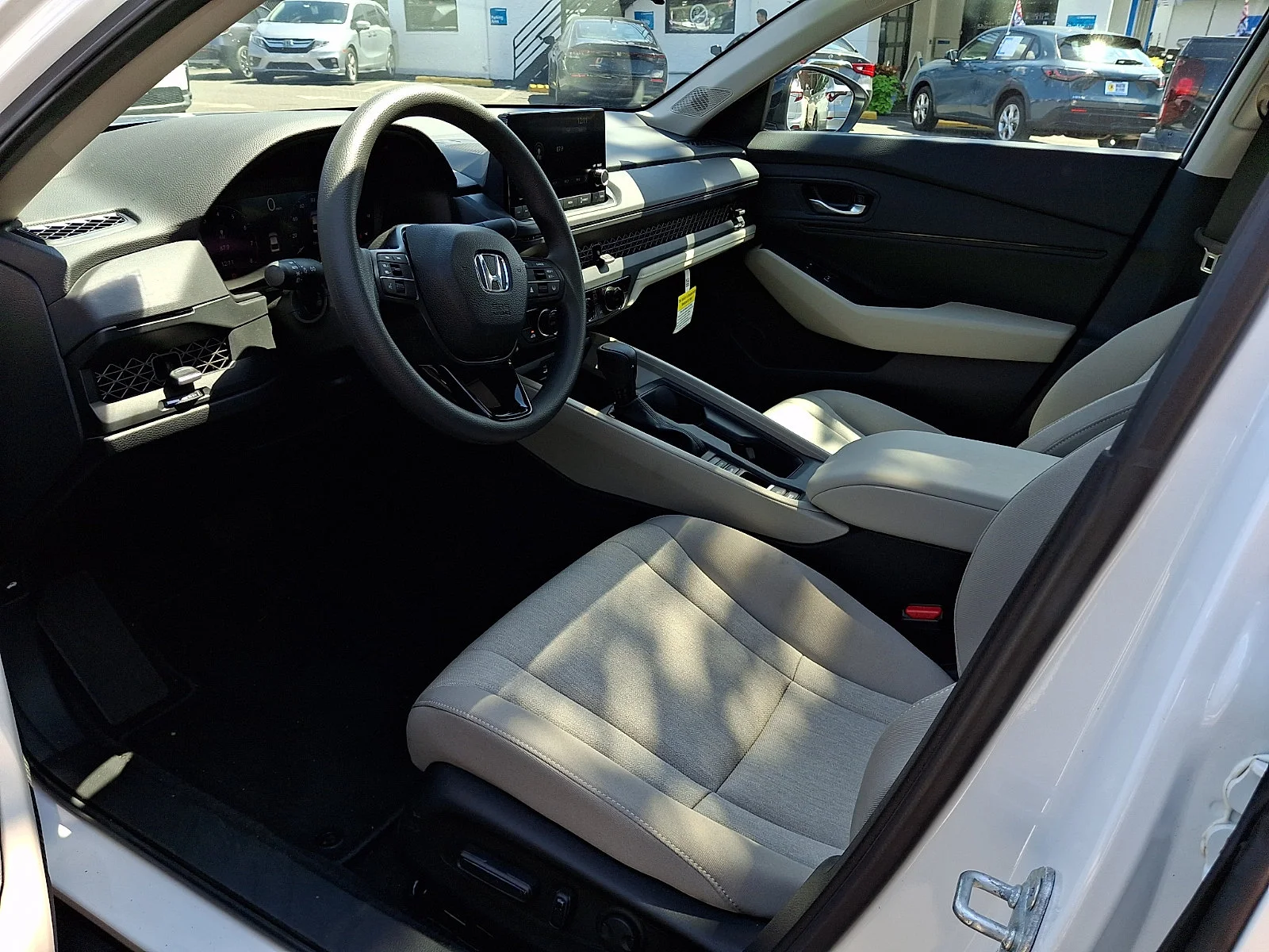 Used 2025 Platinum White Pearl Honda SE image 14