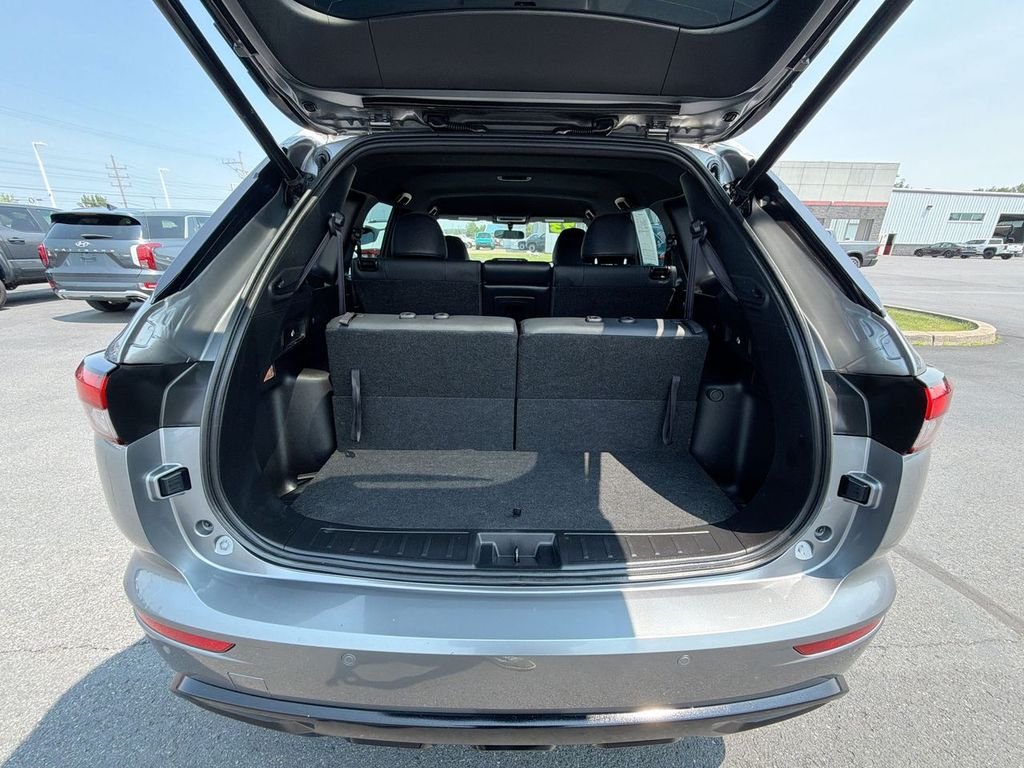 Used 2023  Mitsubishi SE Black Edition image 31