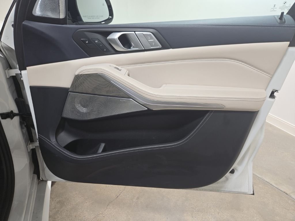 Used 2020 White Metallic BMW M50i image 29