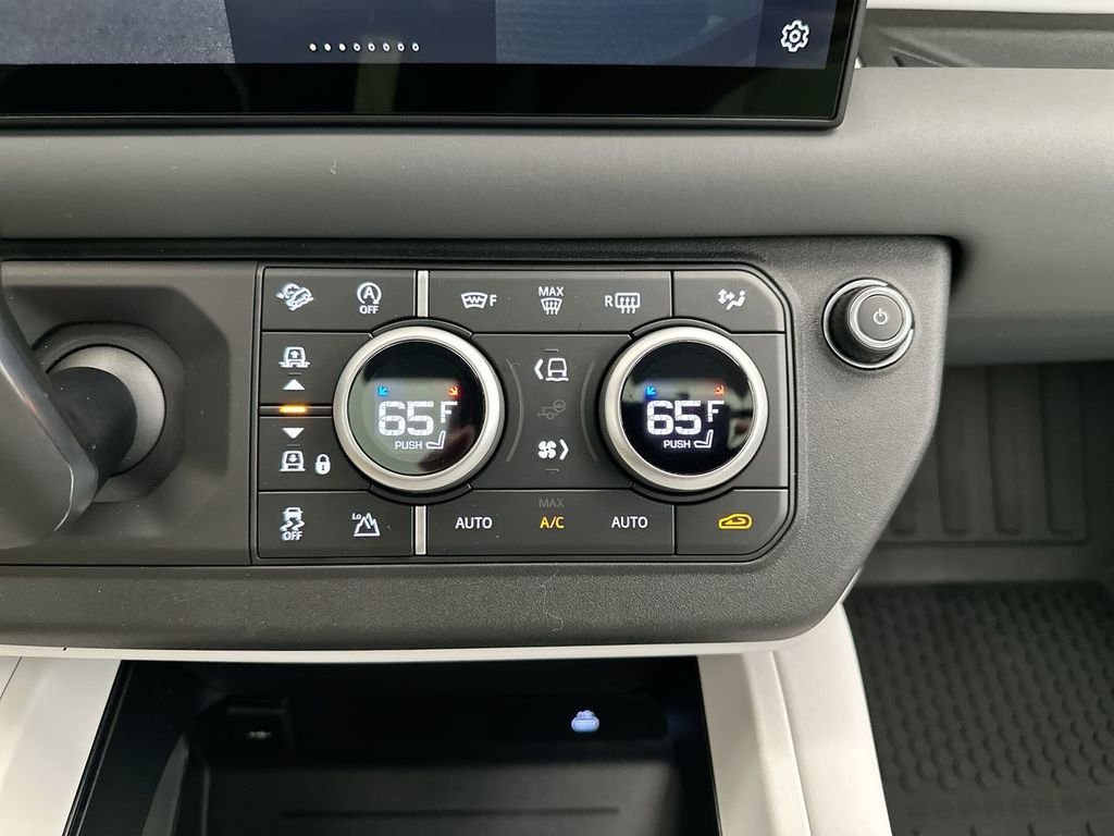 Used 2025 Tasman Blue Metallic Land Rover S image 12