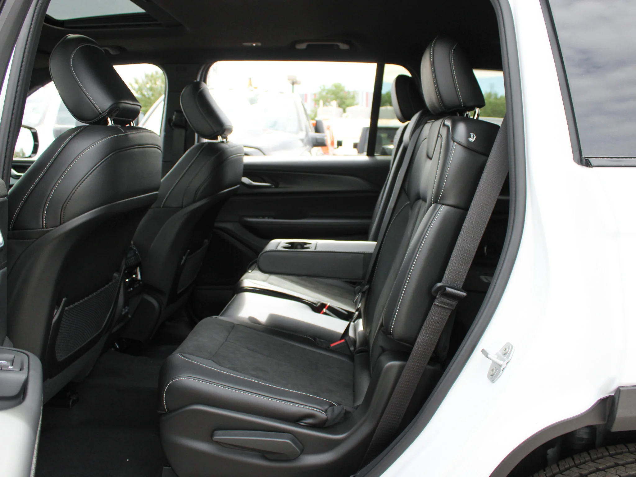 New 2025 White Jeep Altitude* 4x4, Sunroof, Heated Leather, Wireless Charging Pad image 10