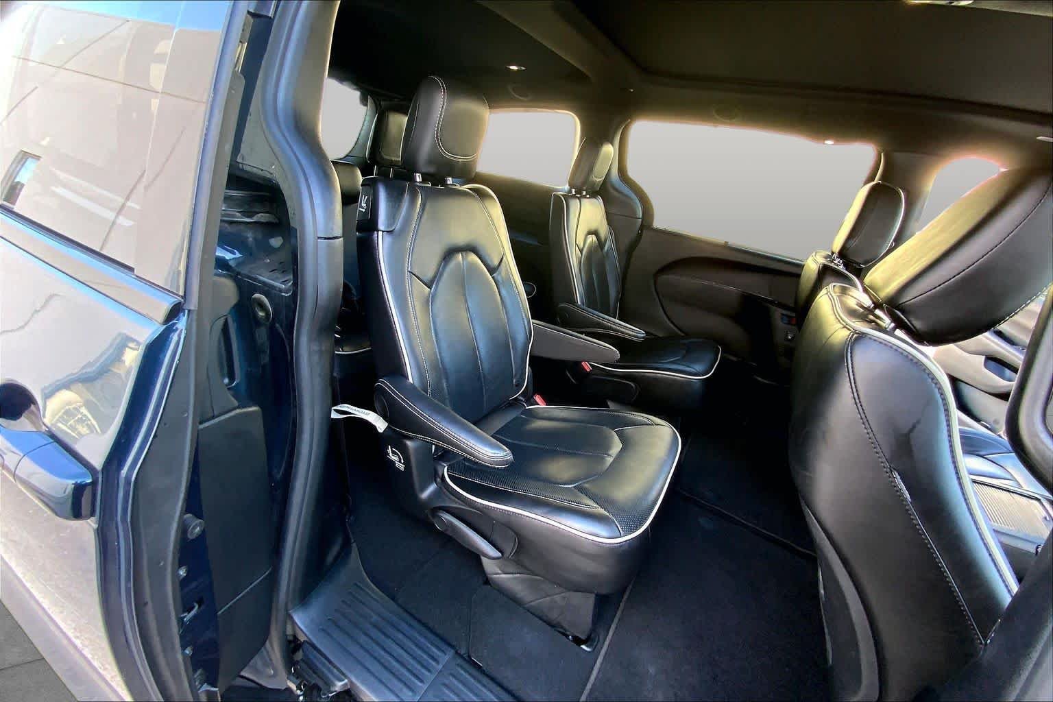 Used 2025 Fathom Blue Pearlcoat Chrysler Limited image 20