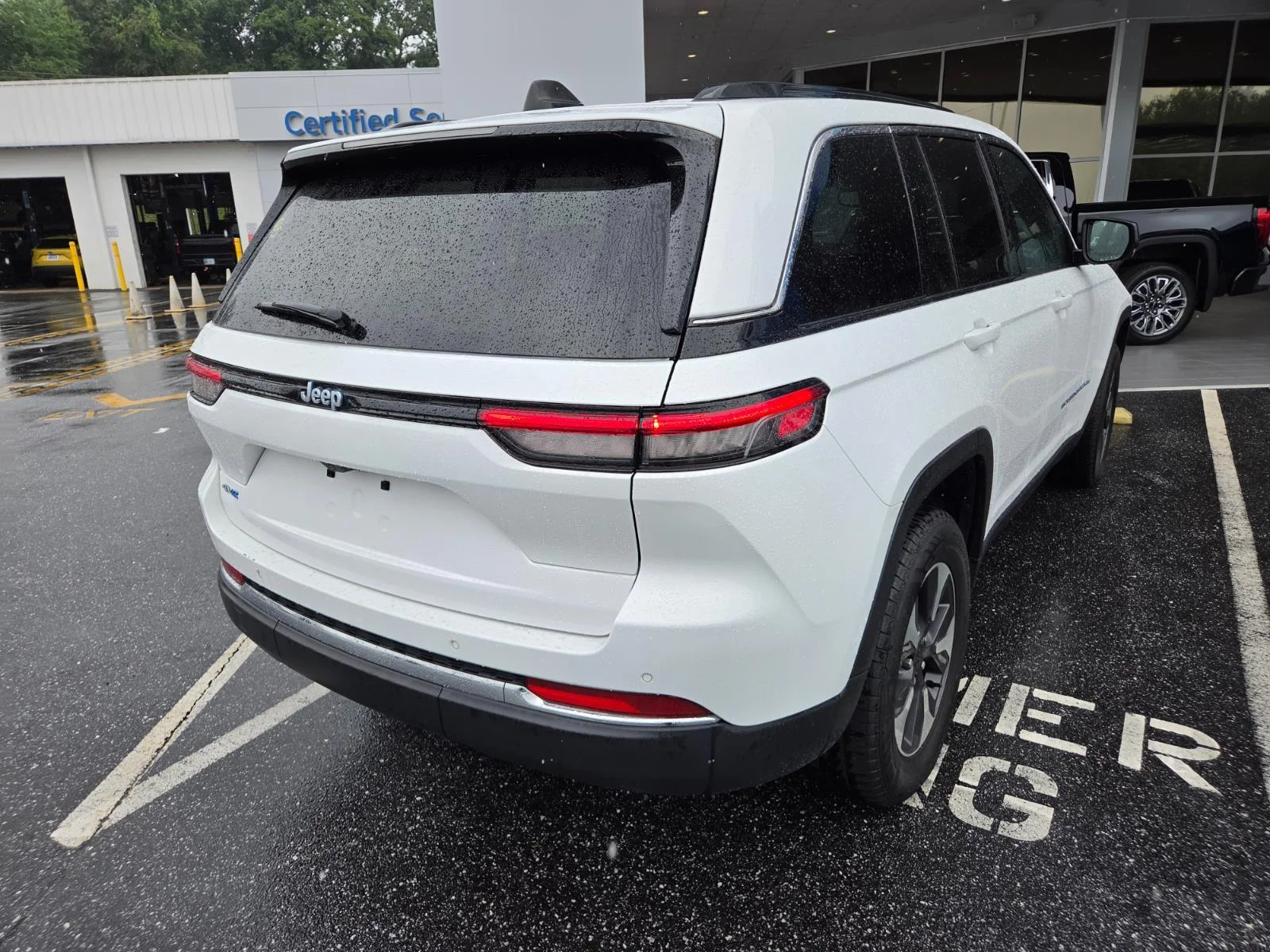 Used 2024 White Jeep 4x4 image 5