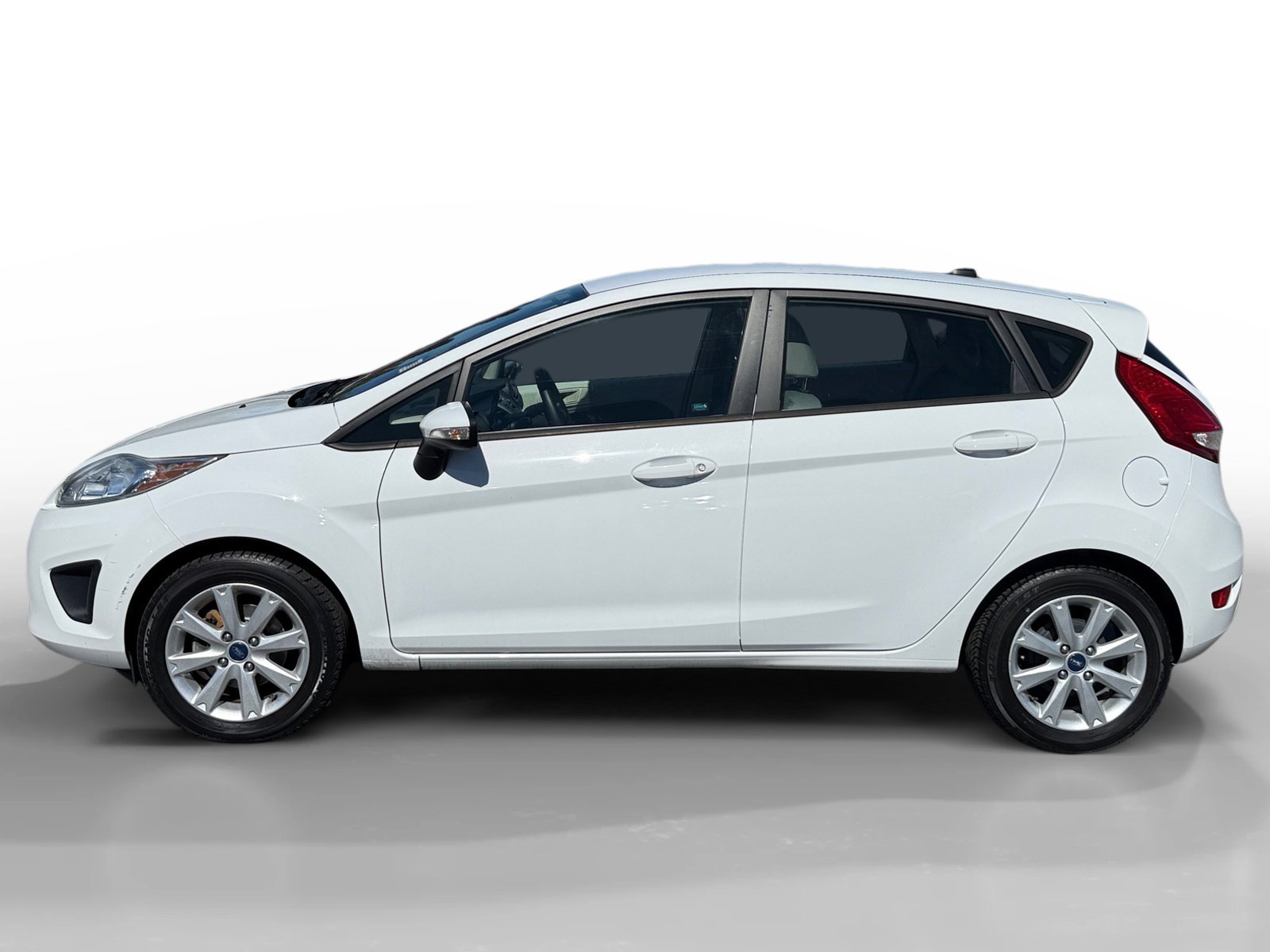Used 2013 Oxford White Ford SE image 2