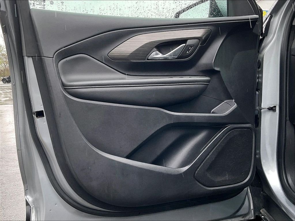 Used 2024 Silver GMC SLE image 9