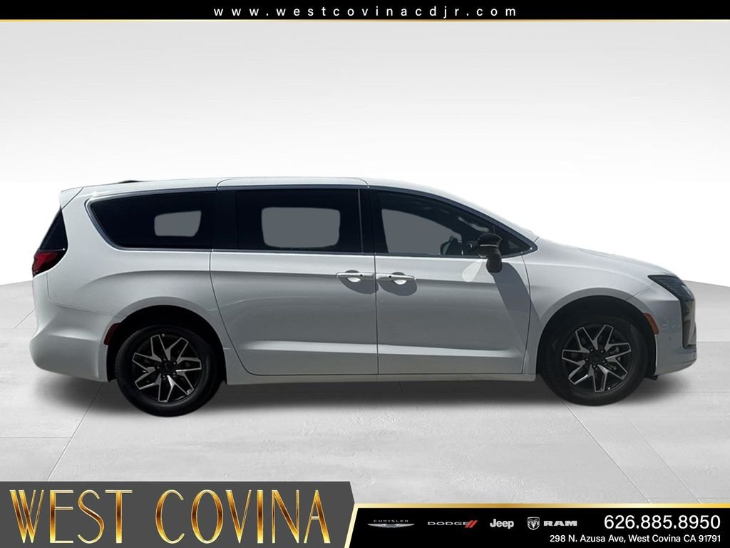 New 2027 Bright White Clear-Coat Exterior Paint Chrysler Limited image 6
