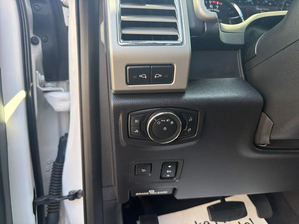 Certified Used 2017 White Platinum Clearcoat Metallic Ford Lariat image 23