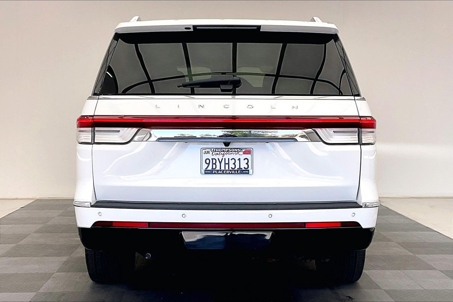 Used 2022 Pristine White Metallic Tri-Coat Lincoln Reserve image 3