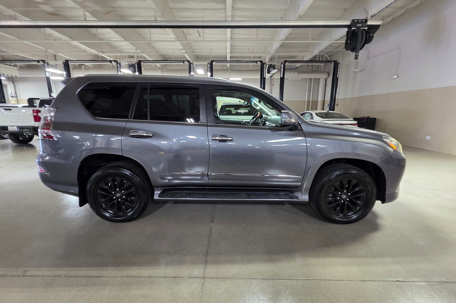 Used 2016 Gray Pearl Lexus 460 image 8