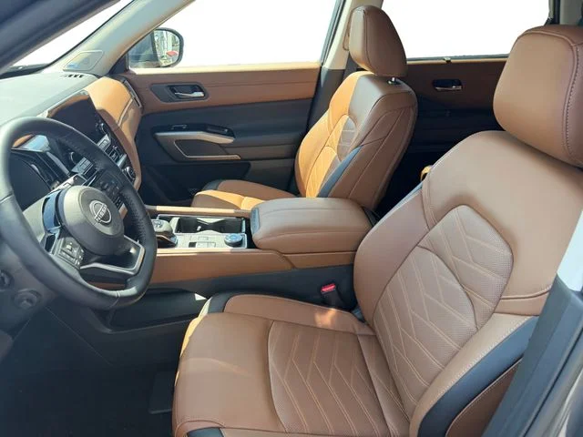 Used 2025 Gray Nissan Platinum image 4