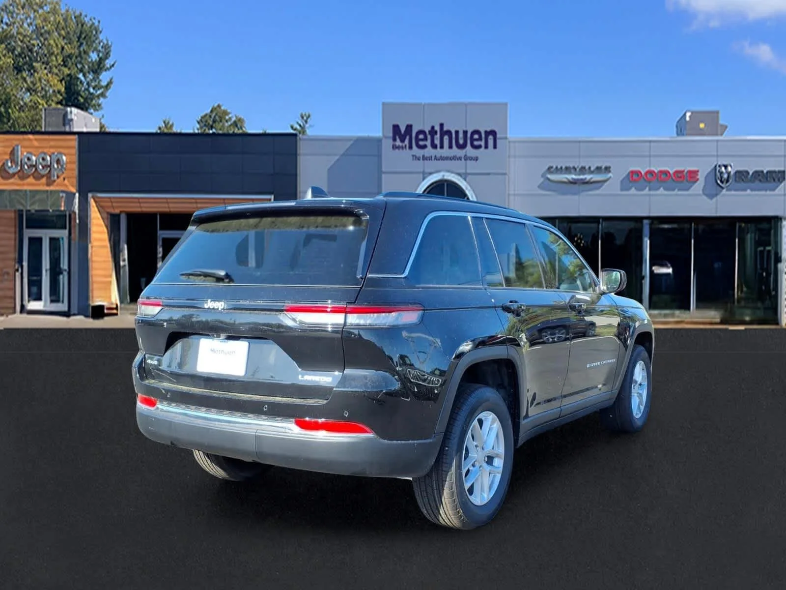 New 2026 Diamond Black Crystal Pearlcoat Jeep Laredo image 4