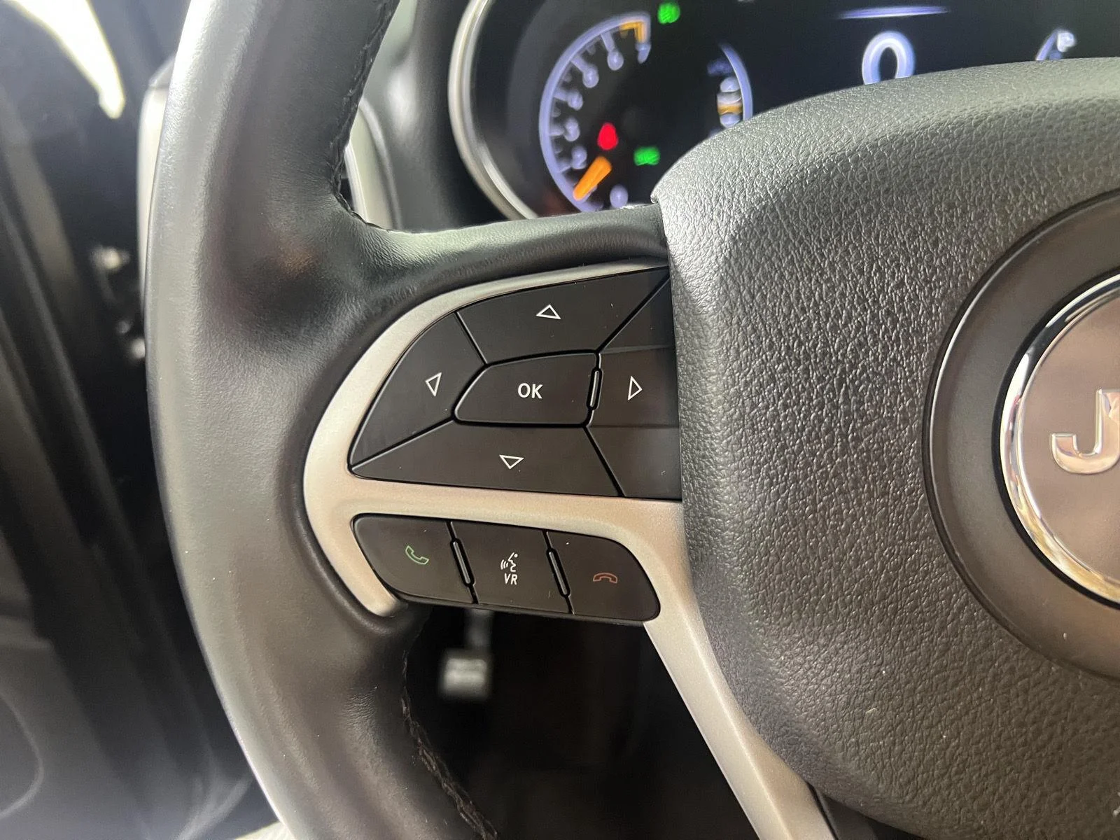 Used 2018 Diamond Black Crystal Pearlcoat Jeep Limited image 14