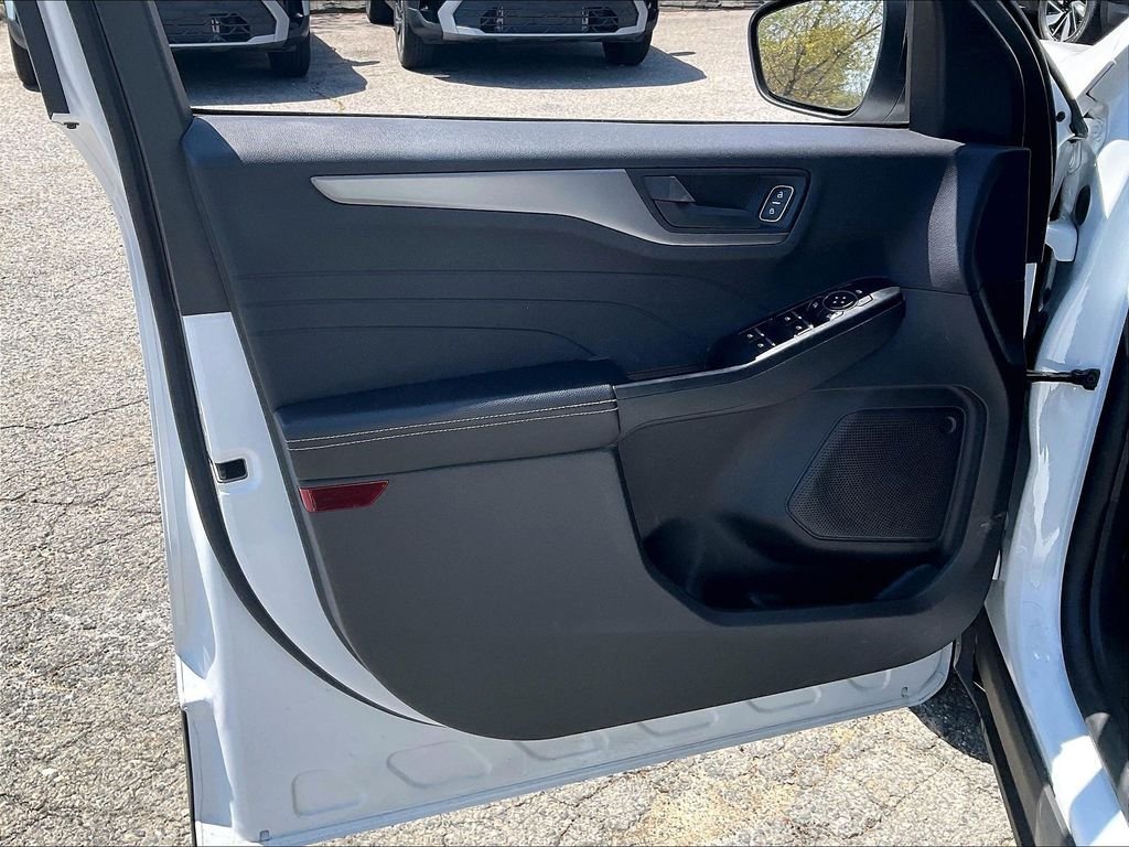 Used 2025 White Ford Active image 9