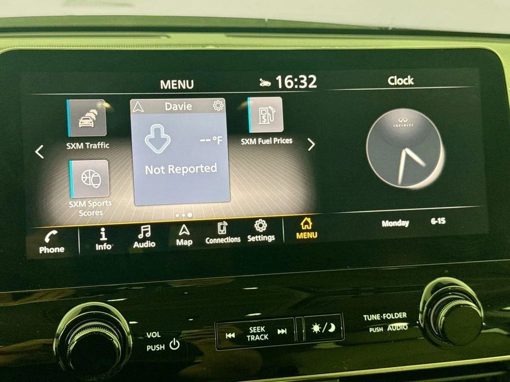 Used 2024 White INFINITI Premium Select image 15