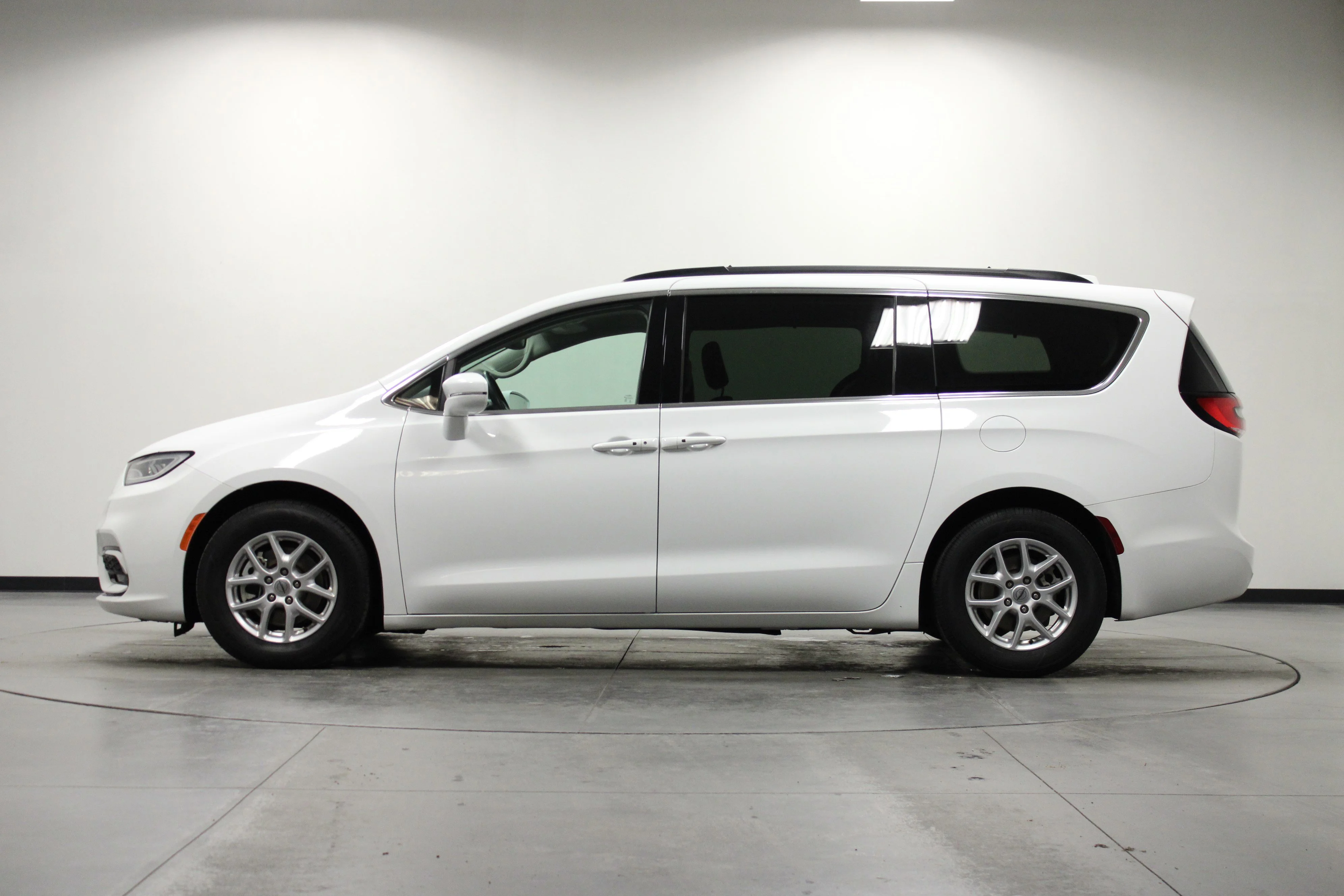 Used 2022 Bright White Clearcoat Chrysler Touring L image 7