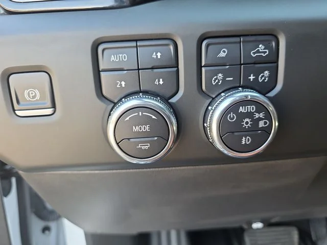 Used 2025 White GMC AT4X image 27