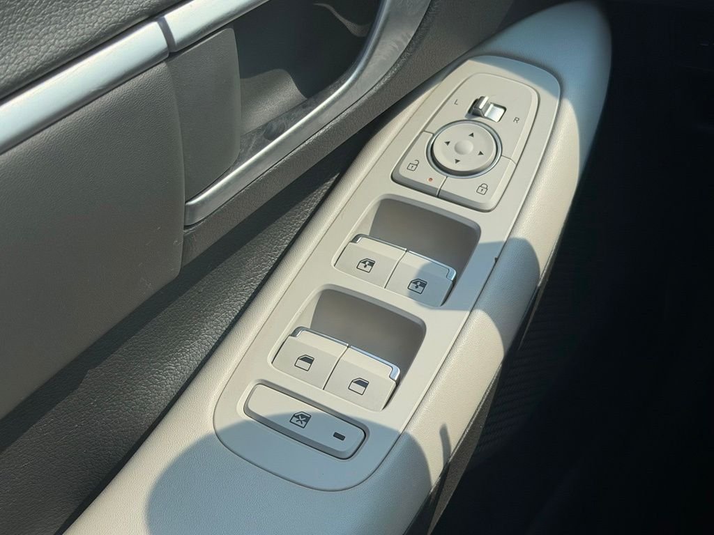 Used 2025 Gray Hyundai SEL image 25