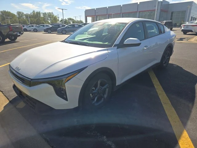 Used 2025 White Kia LXS image 3