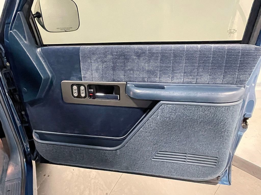 Used 1992  Chevrolet NA image 36