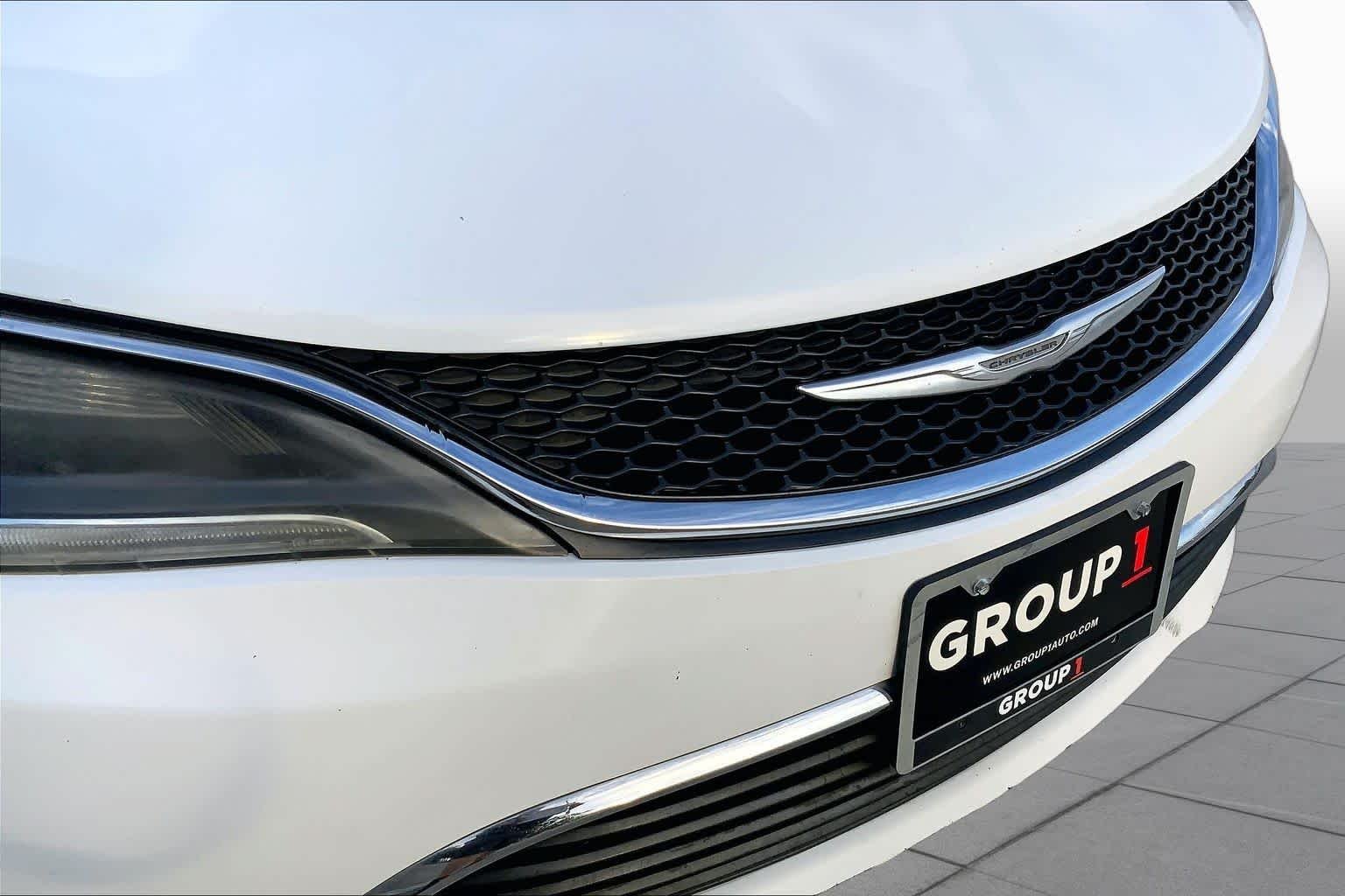 Used 2015 Bright White Clearcoat Chrysler Limited image 26