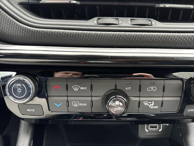 New 2026 Bright White Clearcoat Jeep Latitude image 18