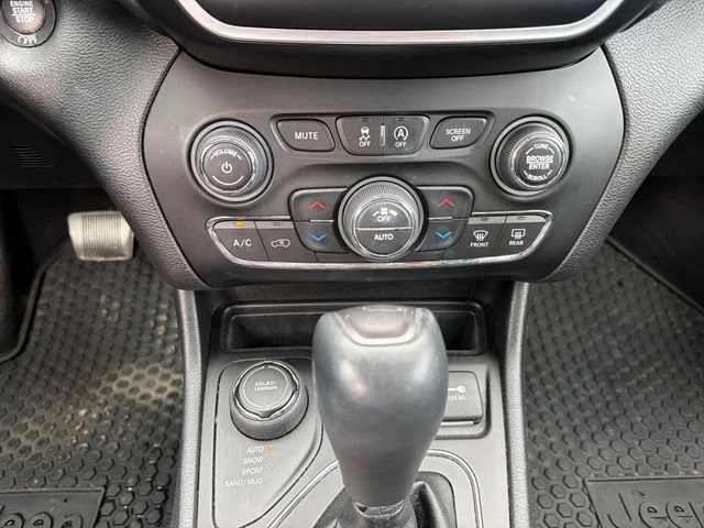 Used 2020 Silver Jeep Latitude Plus 4x4 image 32