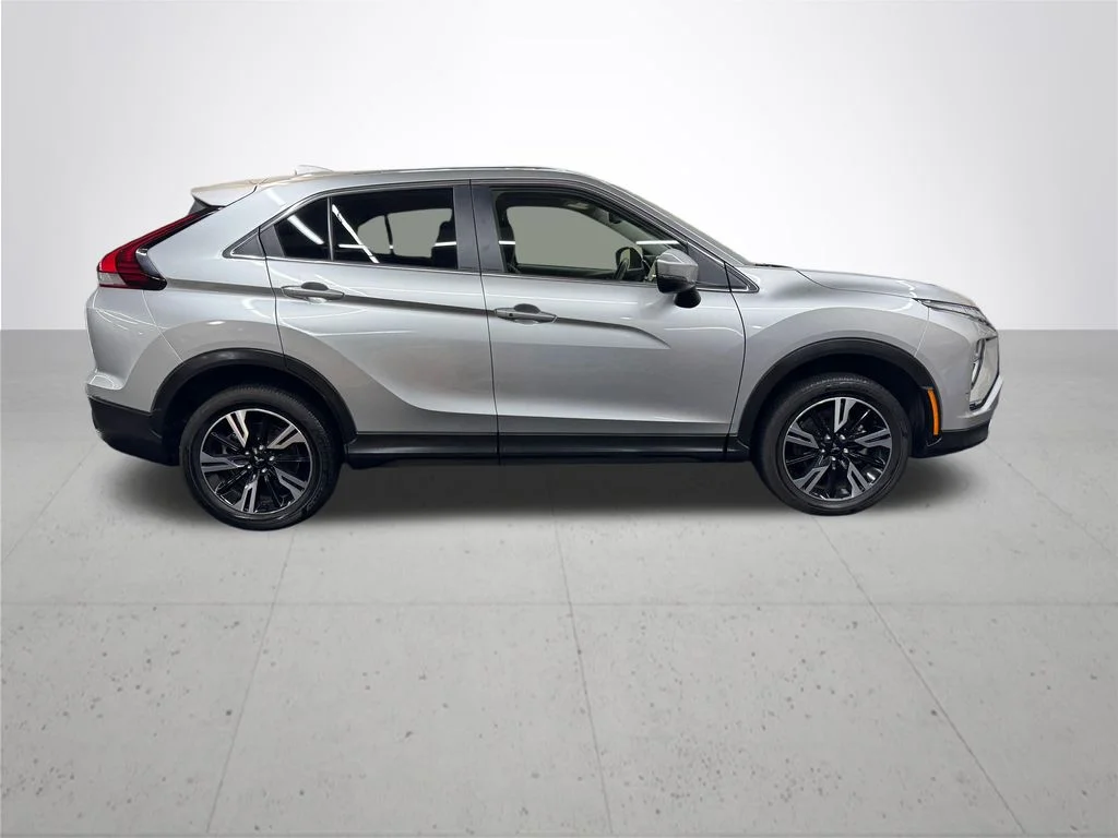 Used 2025 Silver Mitsubishi SE image 8