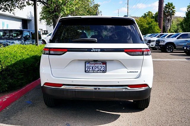 Used 2023 White Jeep Laredo image 9