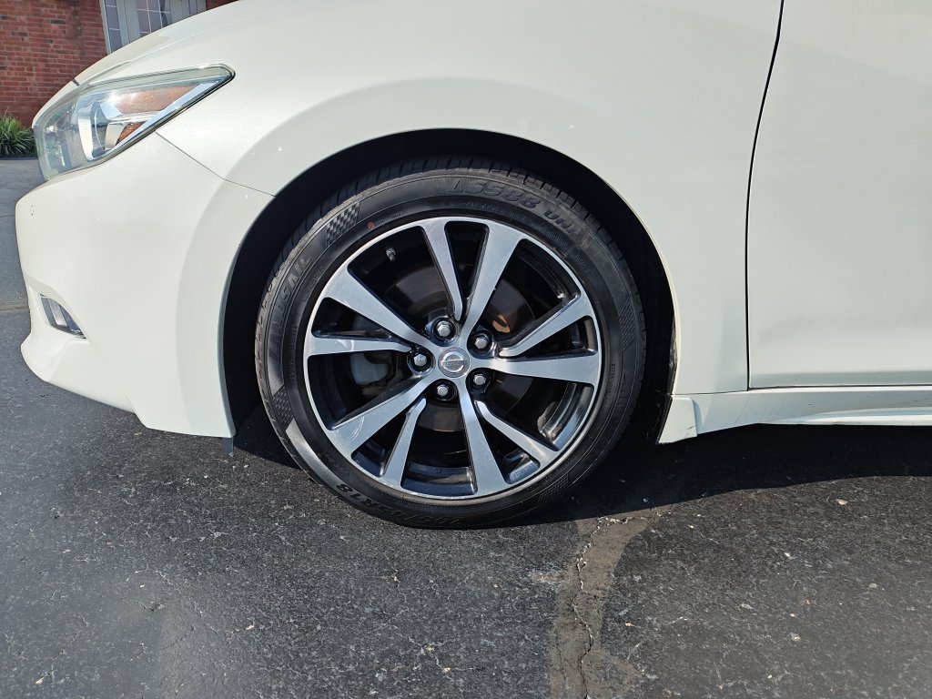 Used 2018 White Nissan Platinum image 10