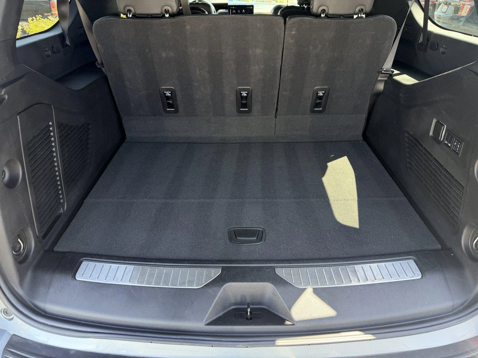 Used 2025 Sterling Metallic GMC Denali image 13