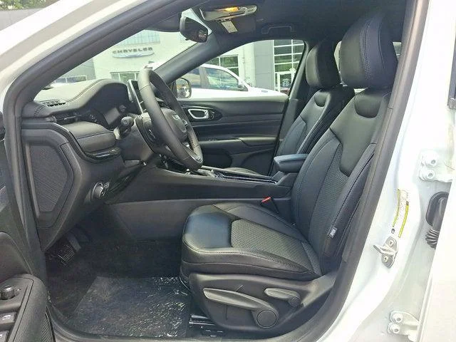 New 2026 Bright White Clear-Coat Exterior Paint Jeep Latitude image 5