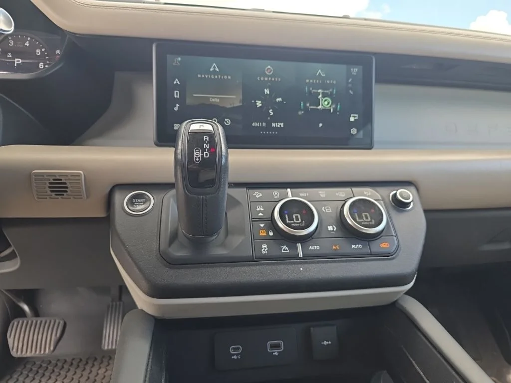 Used 2020 Green Land Rover HSE image 8