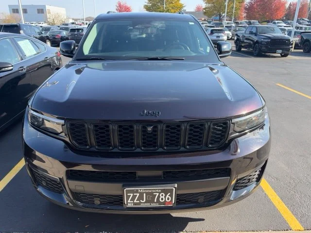 Used 2023  Jeep Limited image 2