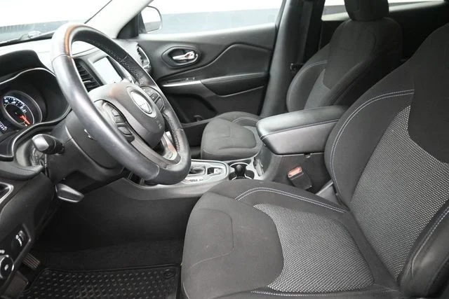 Used 2019 Billet Silver Metallic Clearcoat Jeep Latitude image 17