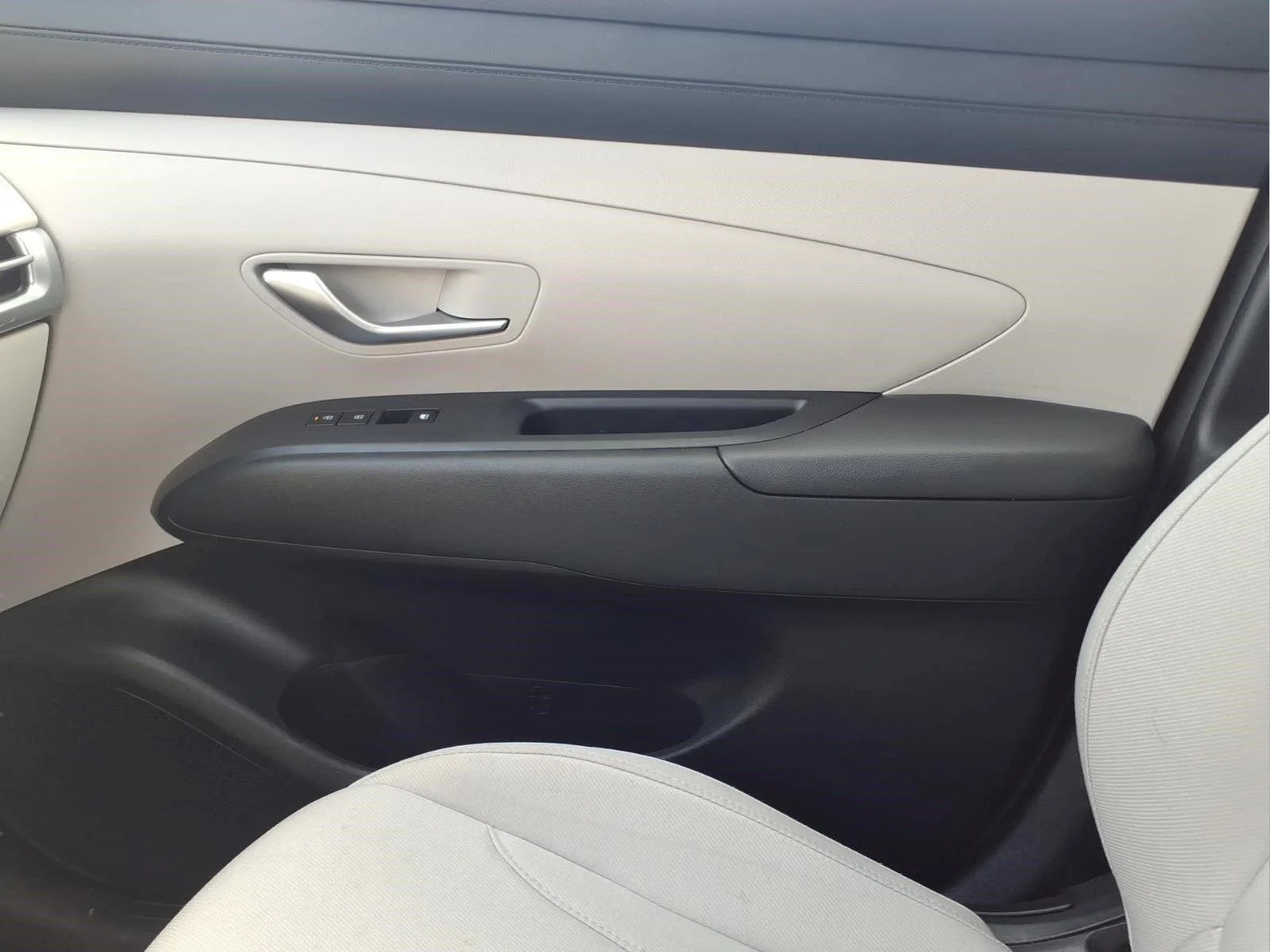 Used 2025 Shimmering Silver Hyundai SEL image 27