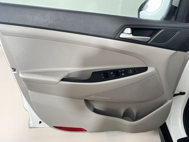 Used 2020 White Hyundai SE image 28