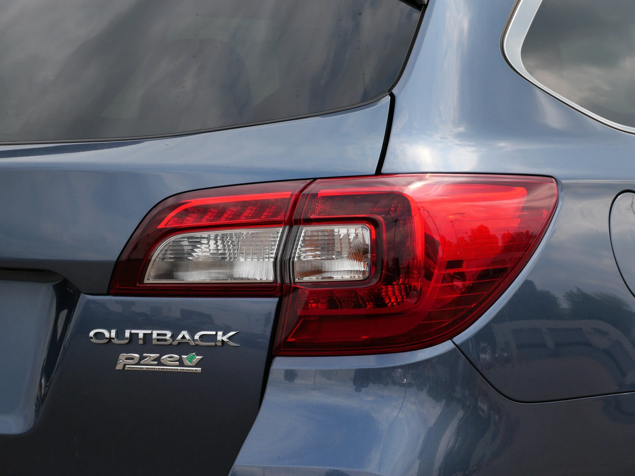 Used 2017 Twilight Blue Metallic Subaru Limited image 17