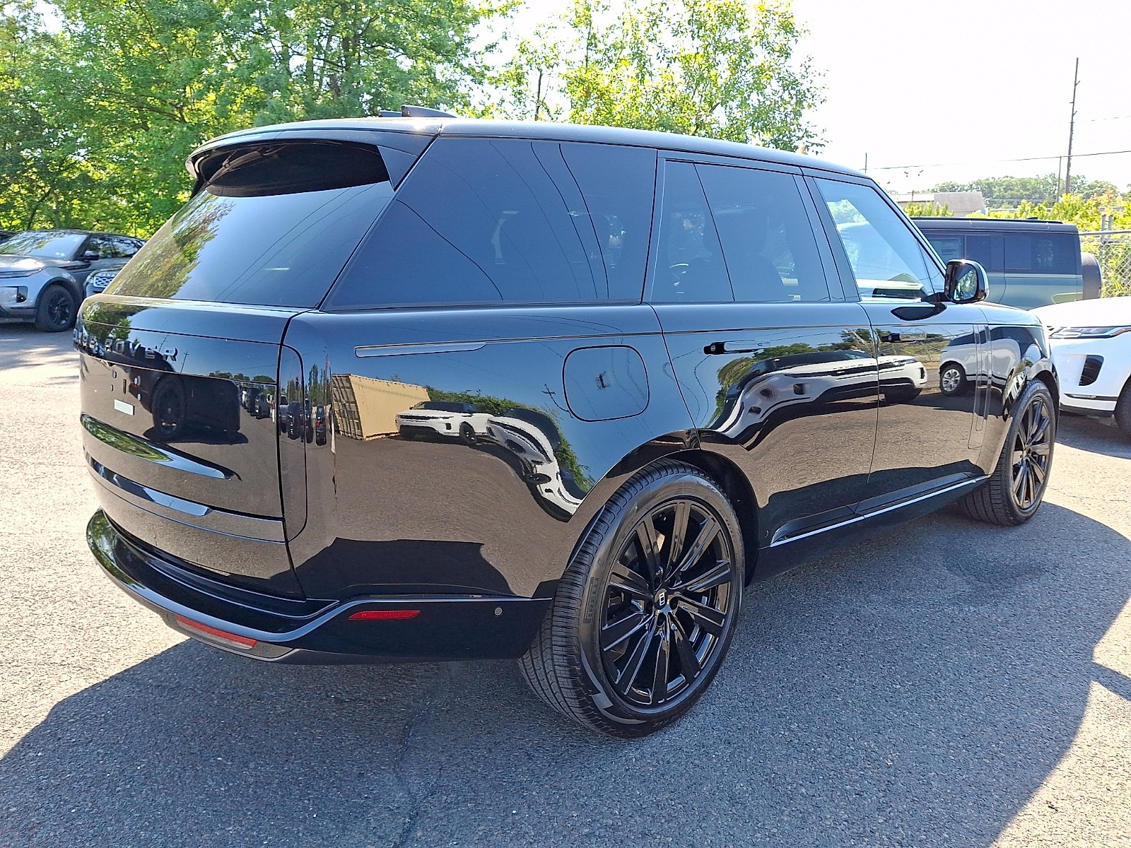 New 2027 Santorini Black Land Rover SE image 5