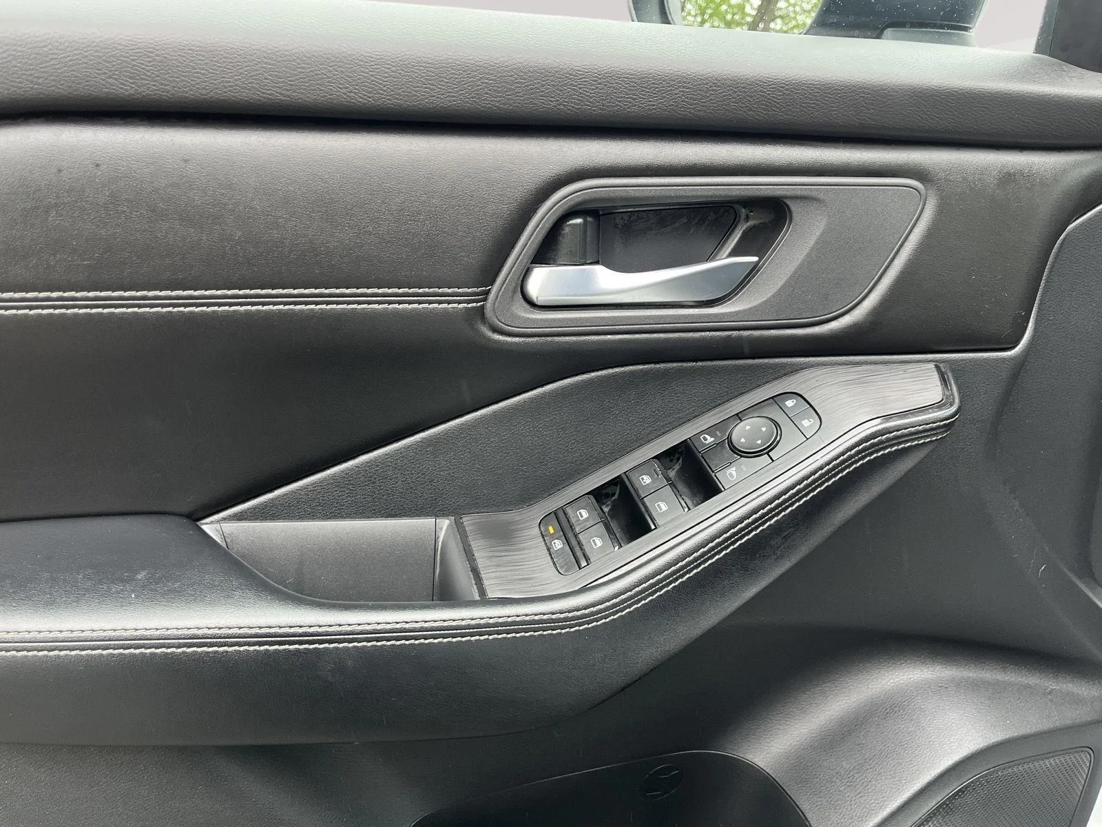 Used 2024 Everest White Pearl Nissan SV image 19