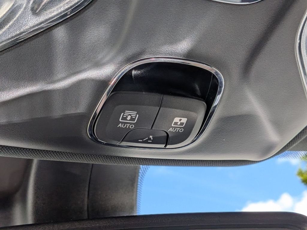 Used 2022 White Jeep Latitude image 20