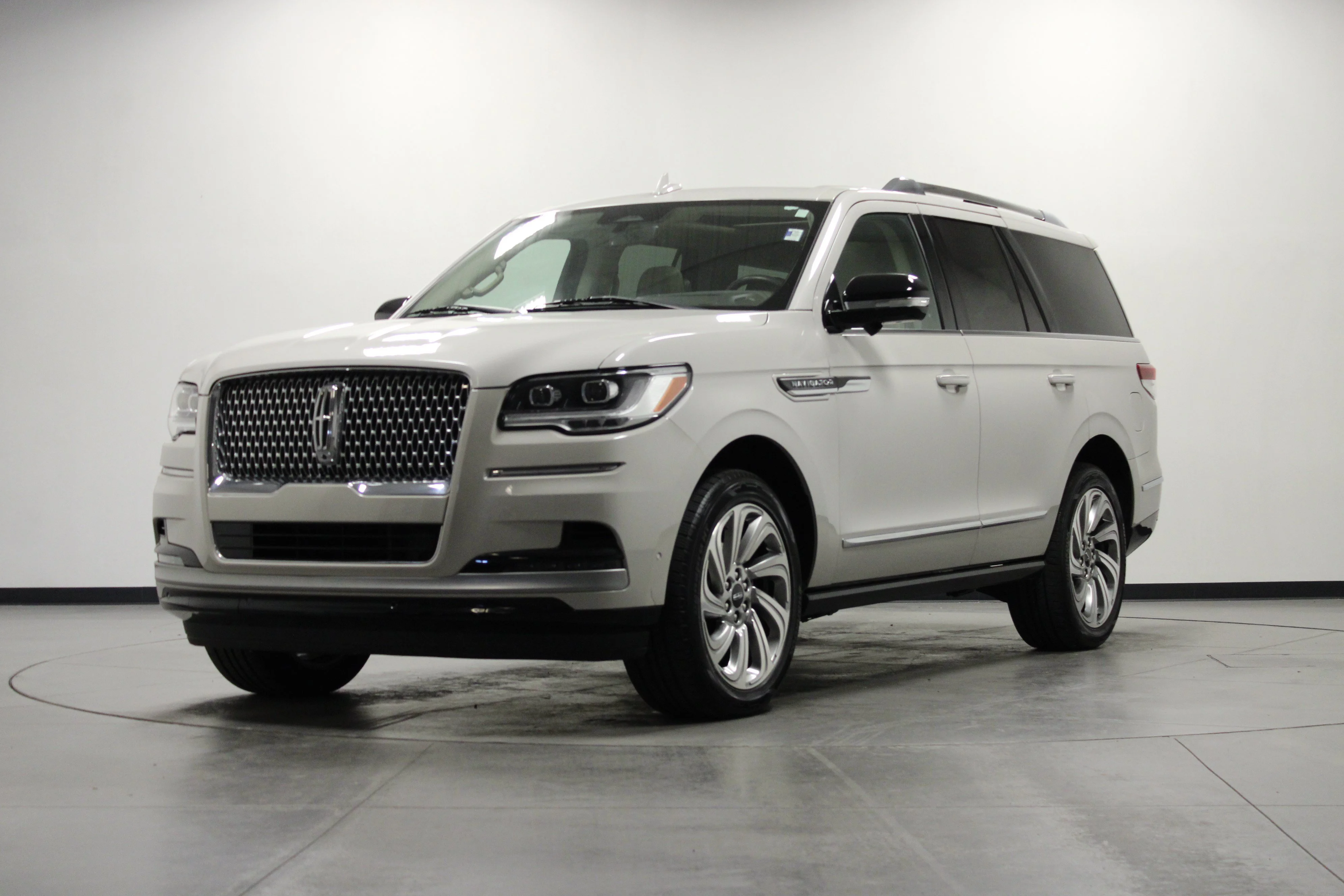 Used 2024 Ceramic Pearl Metallic Tri-Coat Lincoln Reserve image 8