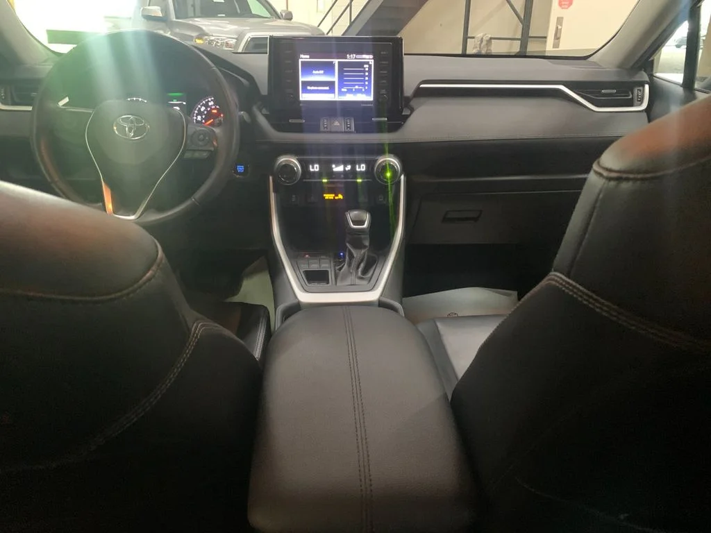 Used 2021  Toyota XLE Premium image 15