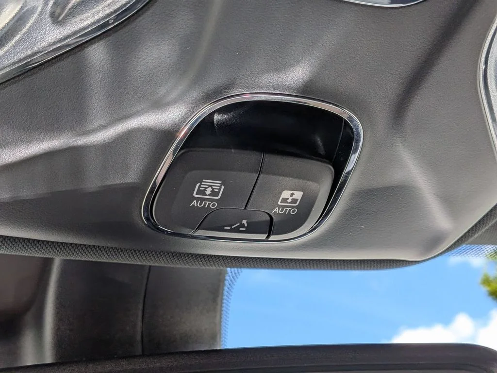 Used 2022 White Jeep Latitude image 20