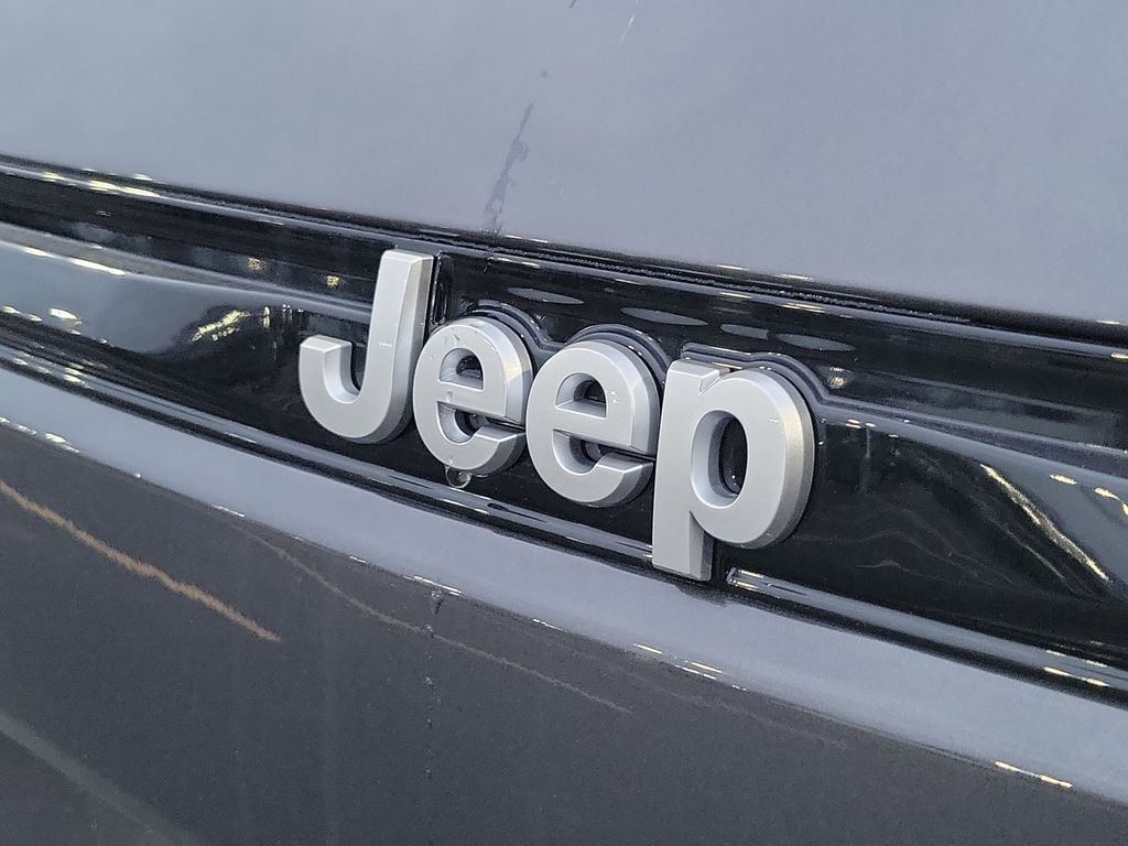 New 2026 Baltic Gray Metallic Clear-Coat Exterior Paint Jeep Laredo X image 6