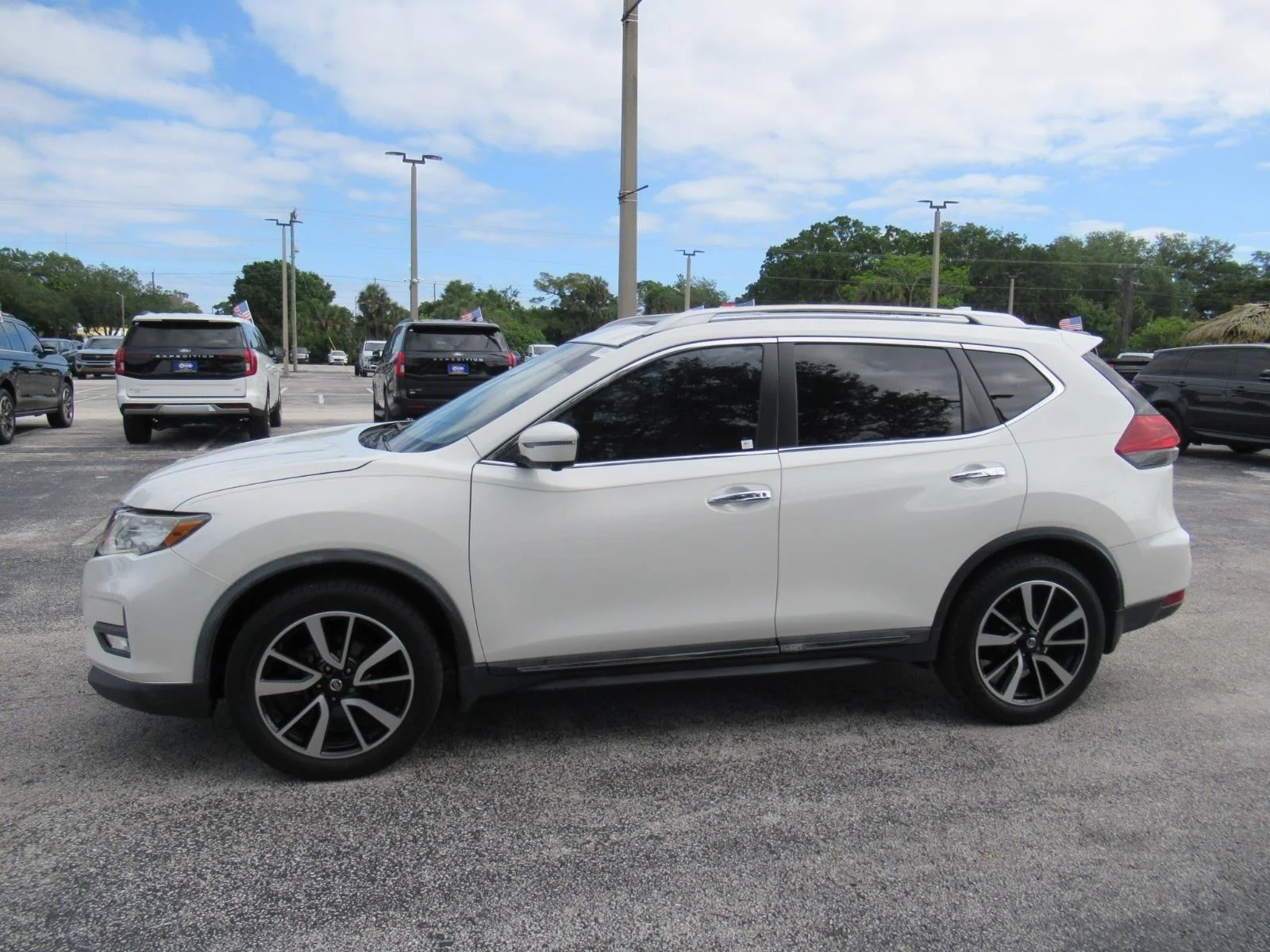 Used 2018 White Nissan SL image 4